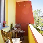 Sunny Ili Near Amfiteatar 普拉