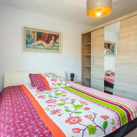 Апартаменты Sunny Ili Near Amfiteatar