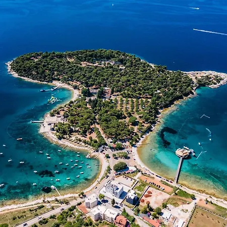 Sunny Ili Near Amfiteatar * Πούλα