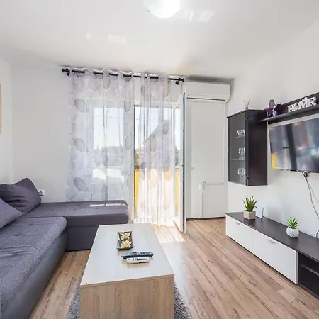Апартаменты Sunny Ili Near Amfiteatar Пула