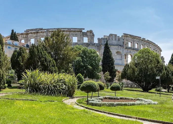 Sunny Ili Near Amfiteatar