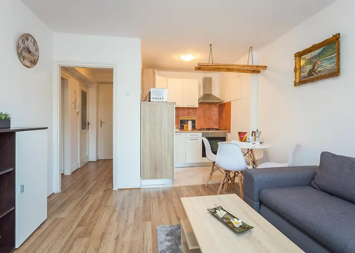 Sunny Ili Near Amfiteatar Daire *