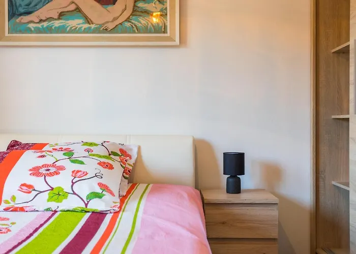 Sunny Ili Near Amfiteatar *