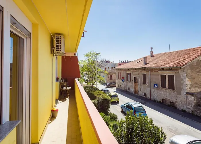 Sunny Ili Near Amfiteatar Daire